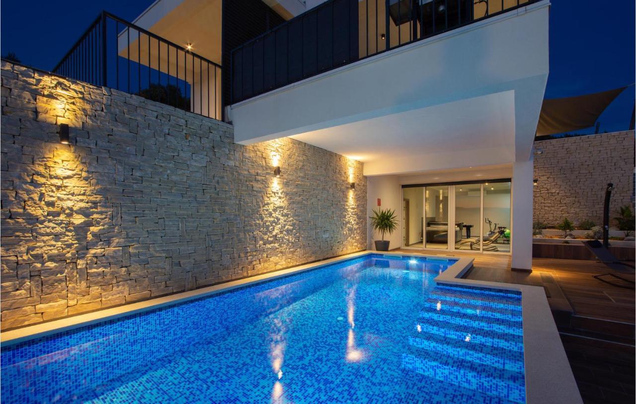 Stunning Home In Okrug Donji With Sauna, Outdoor Swimming Pool And Heated Swimming Pool Okrug Gornji Eksteriør billede
